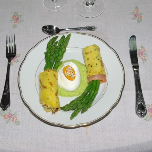 Crêpes au saumon fumé, asperges vertes et son oeuf poché